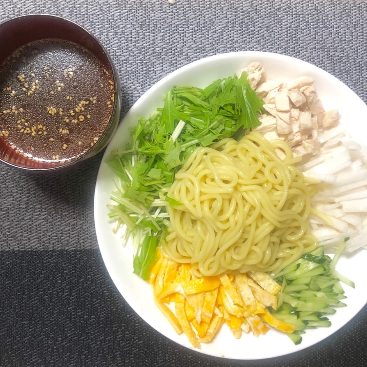 きゅうりを使った、ごま油香るピリ辛つけ麺